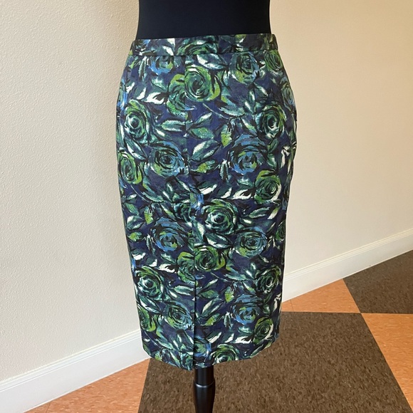 Ann Taylor Loft Floral Straight Skirt. Preowned - Picture 3 of 5
